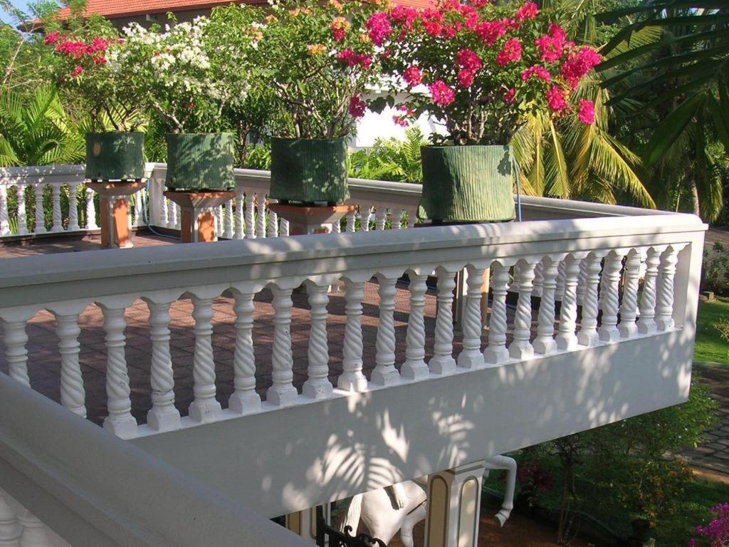 Sagarika Beach Hotel Moragalla Bagian luar foto