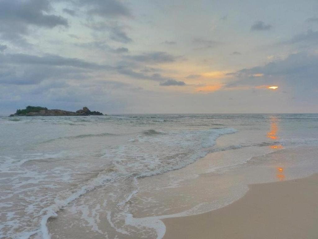 Sagarika Beach Hotel Moragalla Bagian luar foto