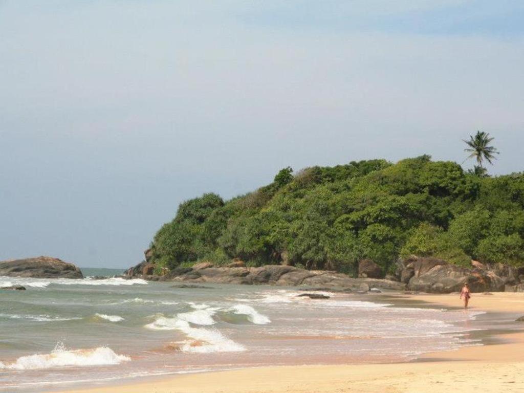Sagarika Beach Hotel Moragalla Bagian luar foto