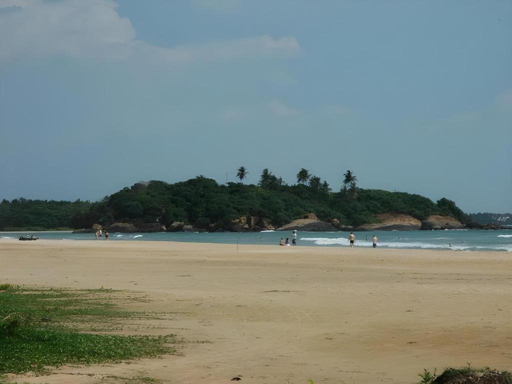 Sagarika Beach Hotel Moragalla Bagian luar foto