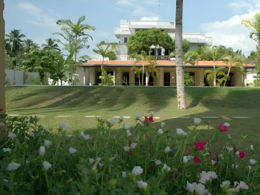 Sagarika Beach Hotel Moragalla Bagian luar foto