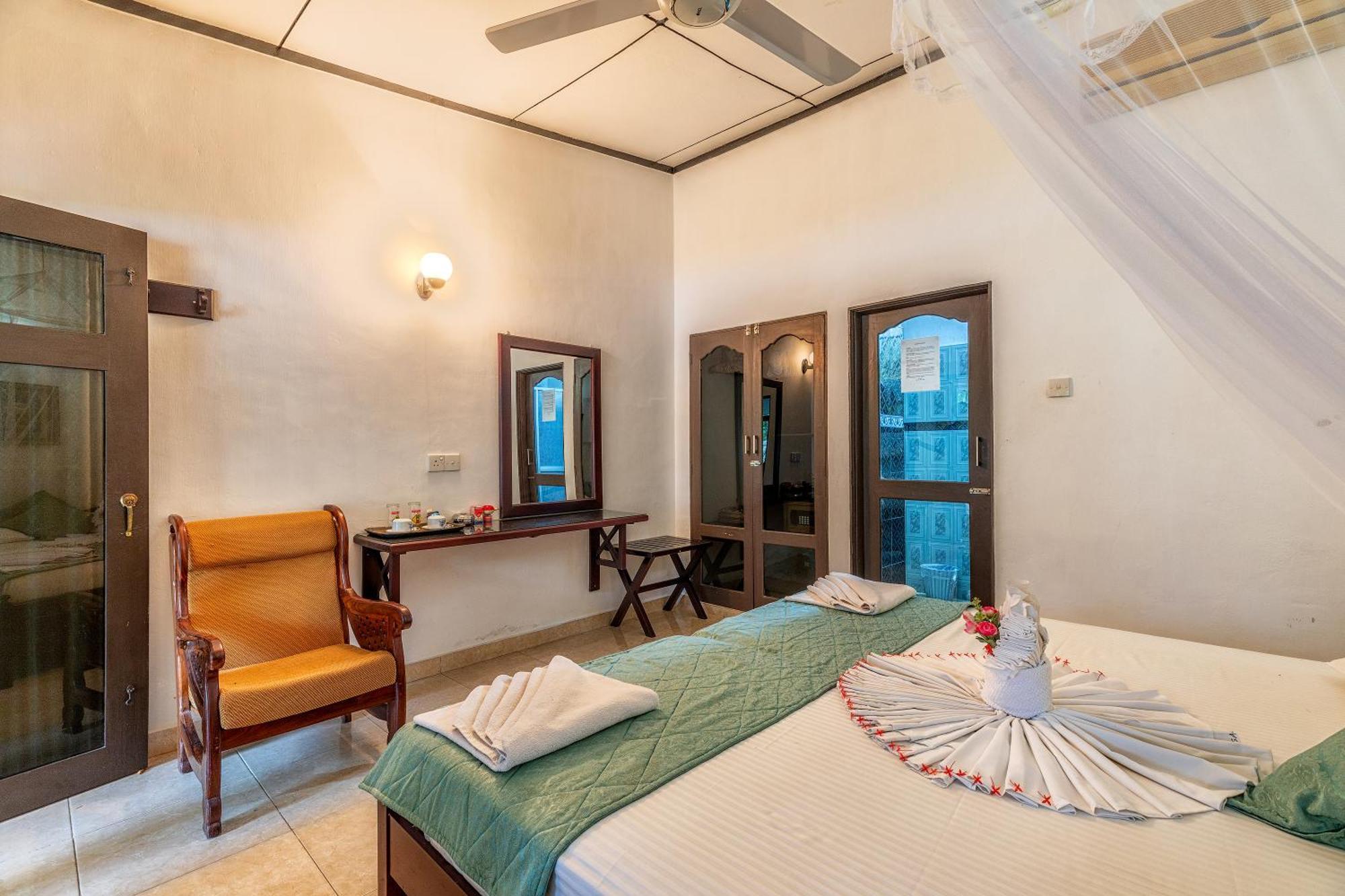 Sagarika Beach Hotel Moragalla Bagian luar foto