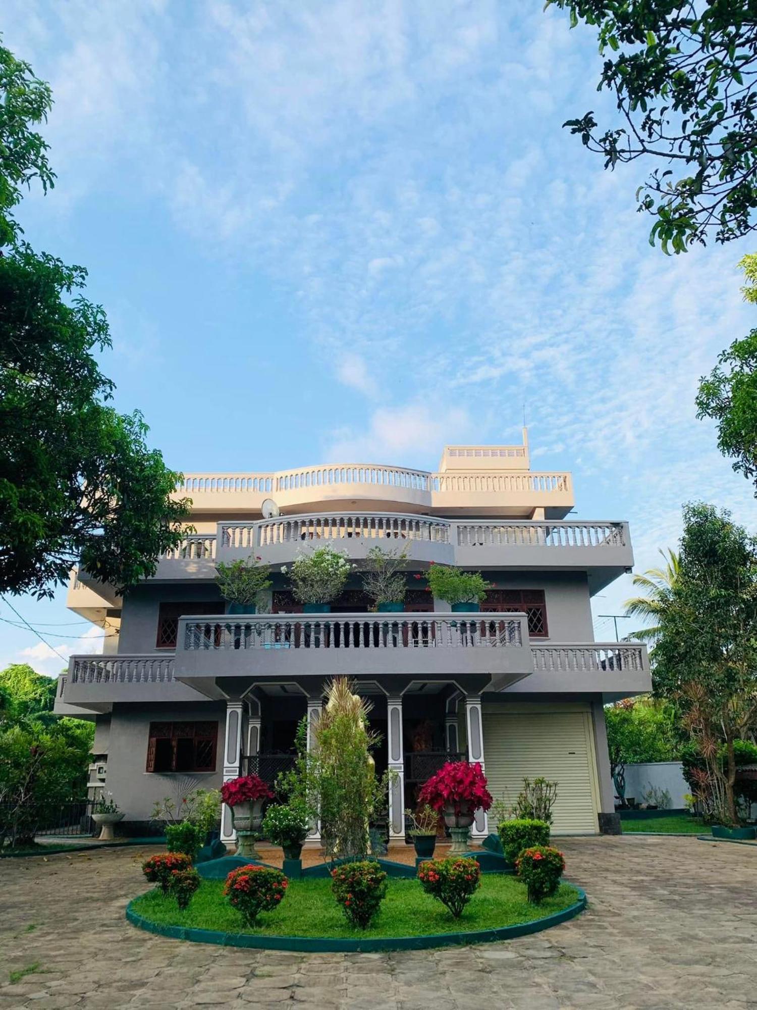 Sagarika Beach Hotel Moragalla Bagian luar foto