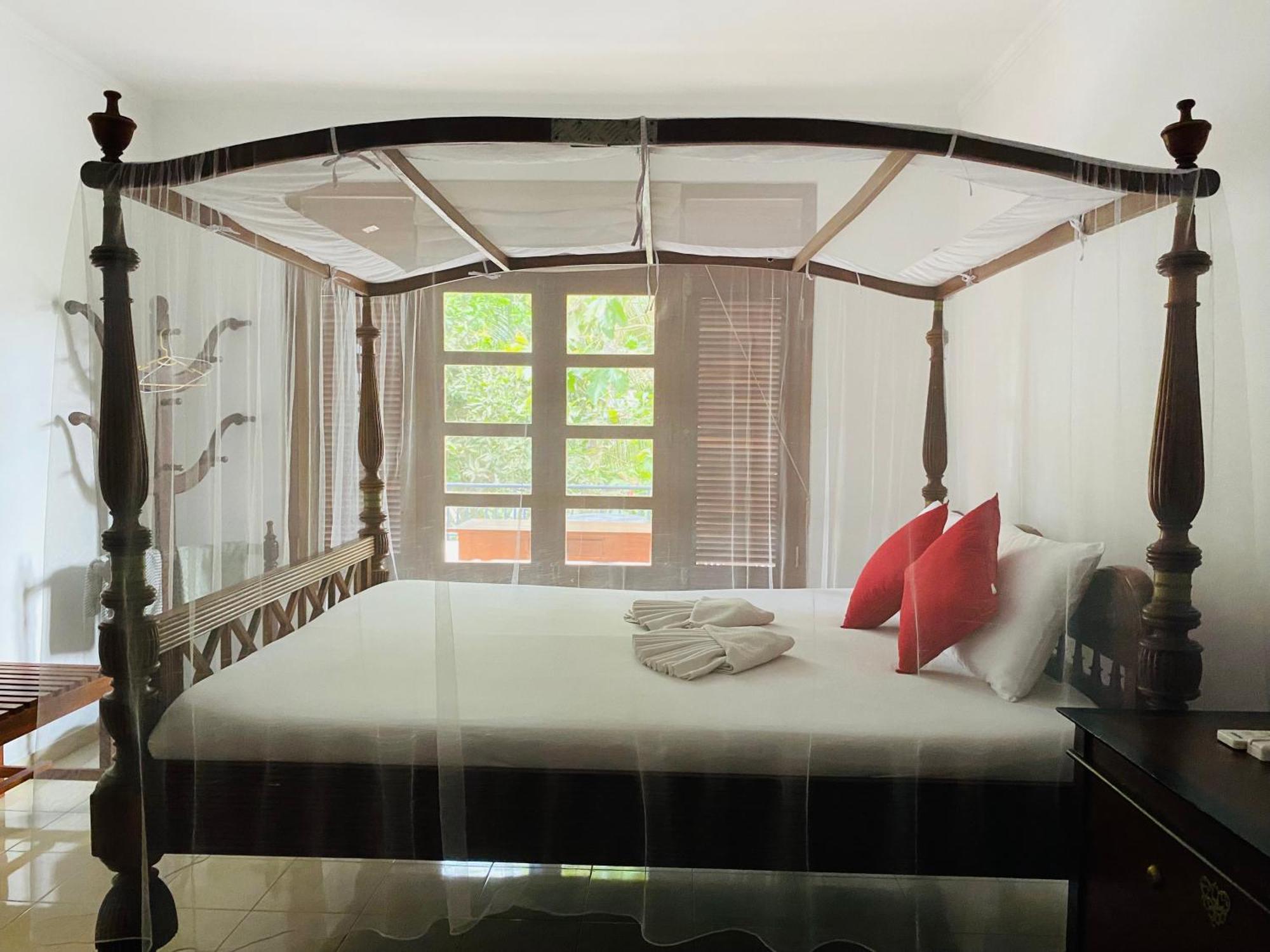 Sagarika Beach Hotel Moragalla Bagian luar foto